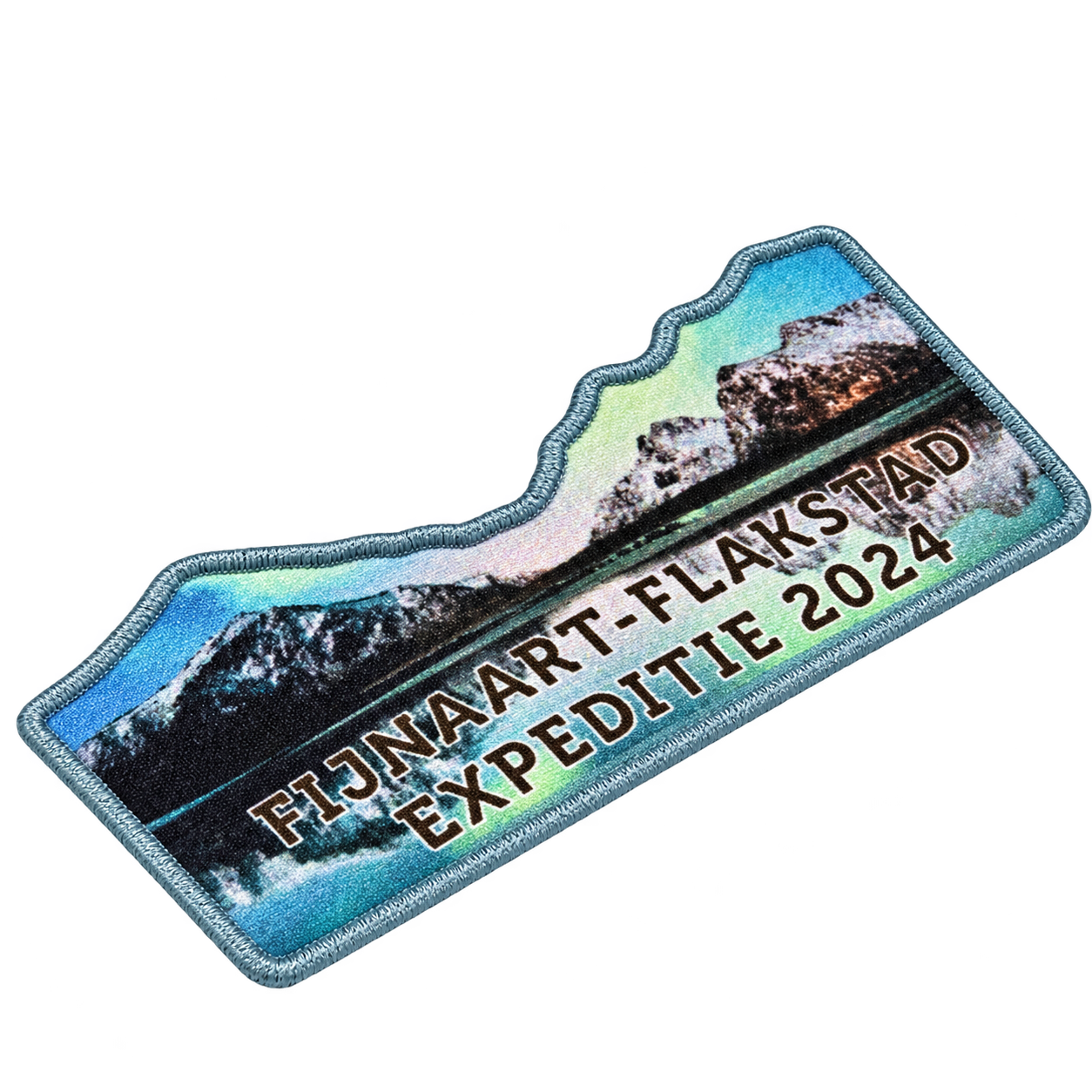 Vrijstaand sublimatie embleem Fijnaart-Flakstad Expeditie 2024 in contourvorm