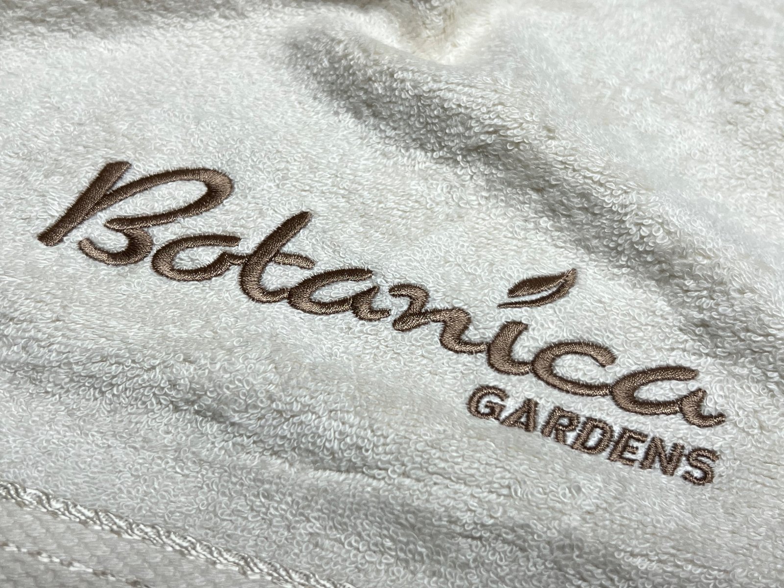 Geborduurd Botanica-logo op witte handdoek