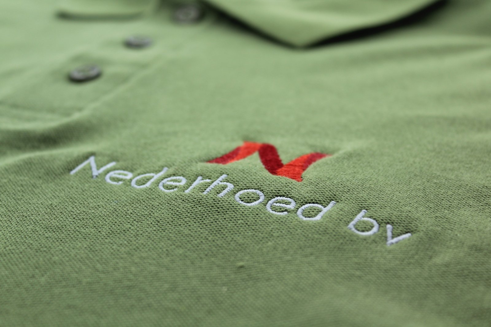 Geborduurd logo op groene polo